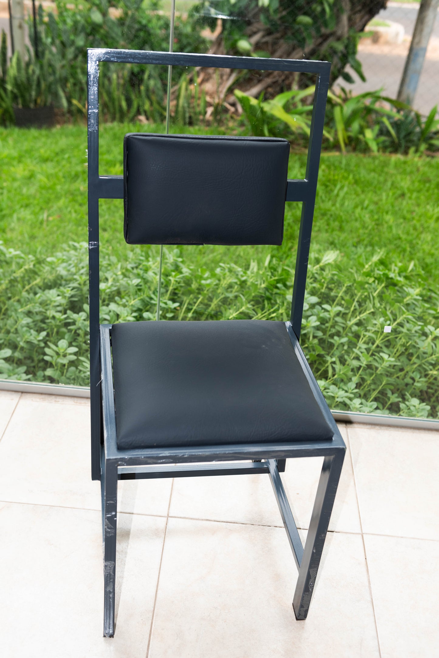 Silla negra con respaldo alto