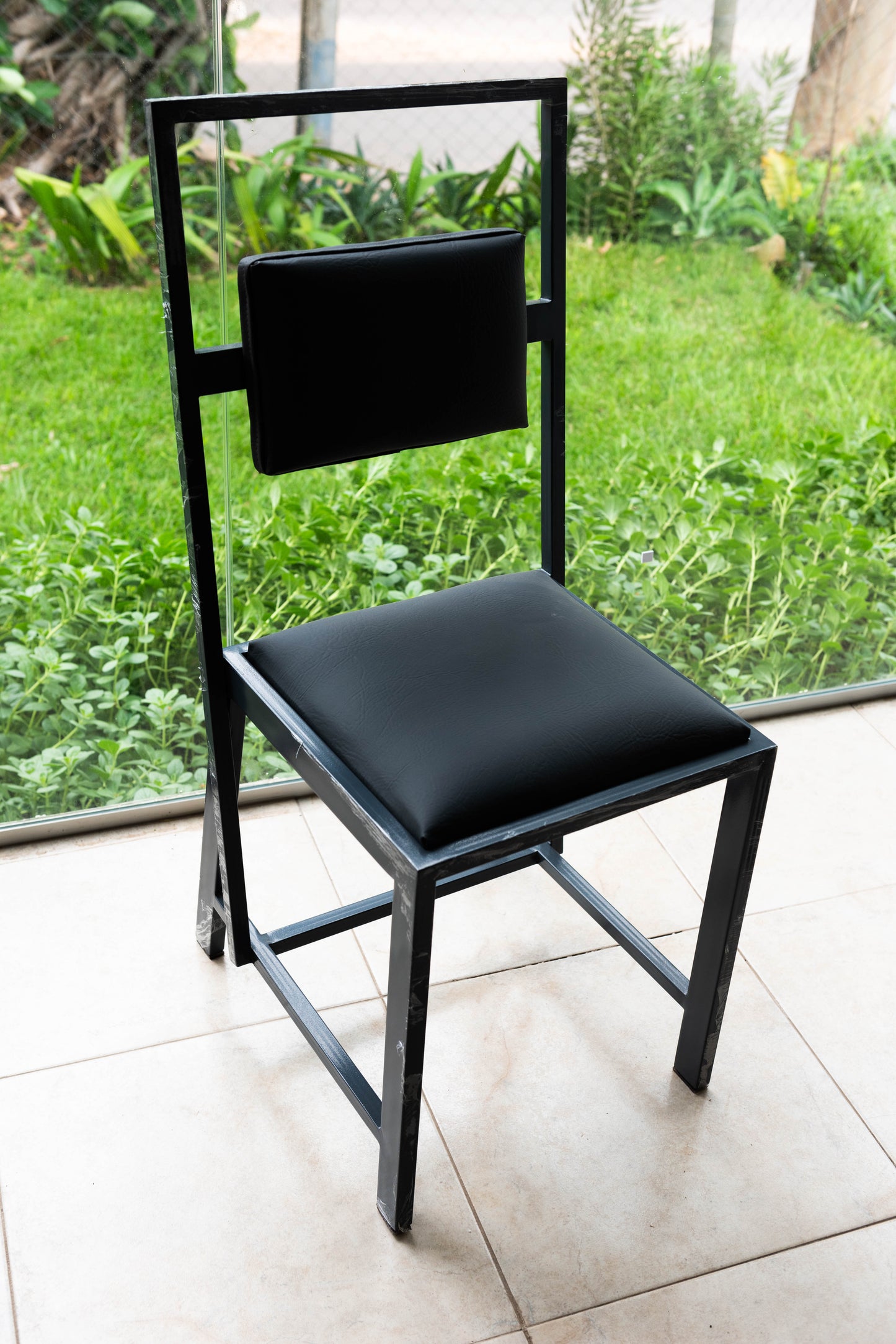 Silla negra con respaldo alto