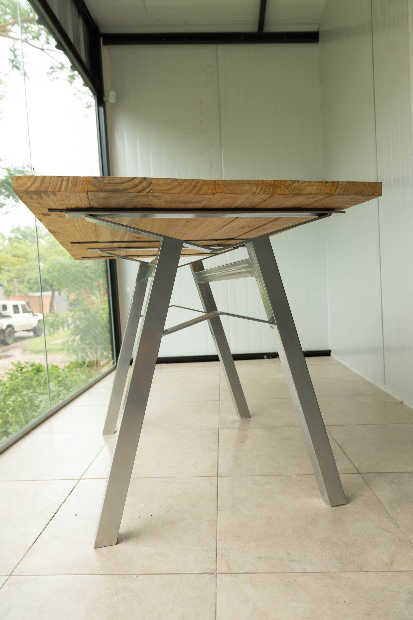 Mesa rectangular con patas grises