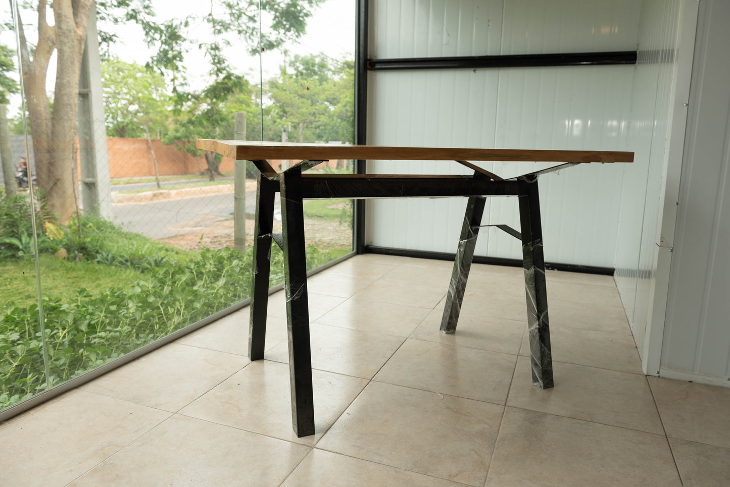 Mesa rectangular con patas negras